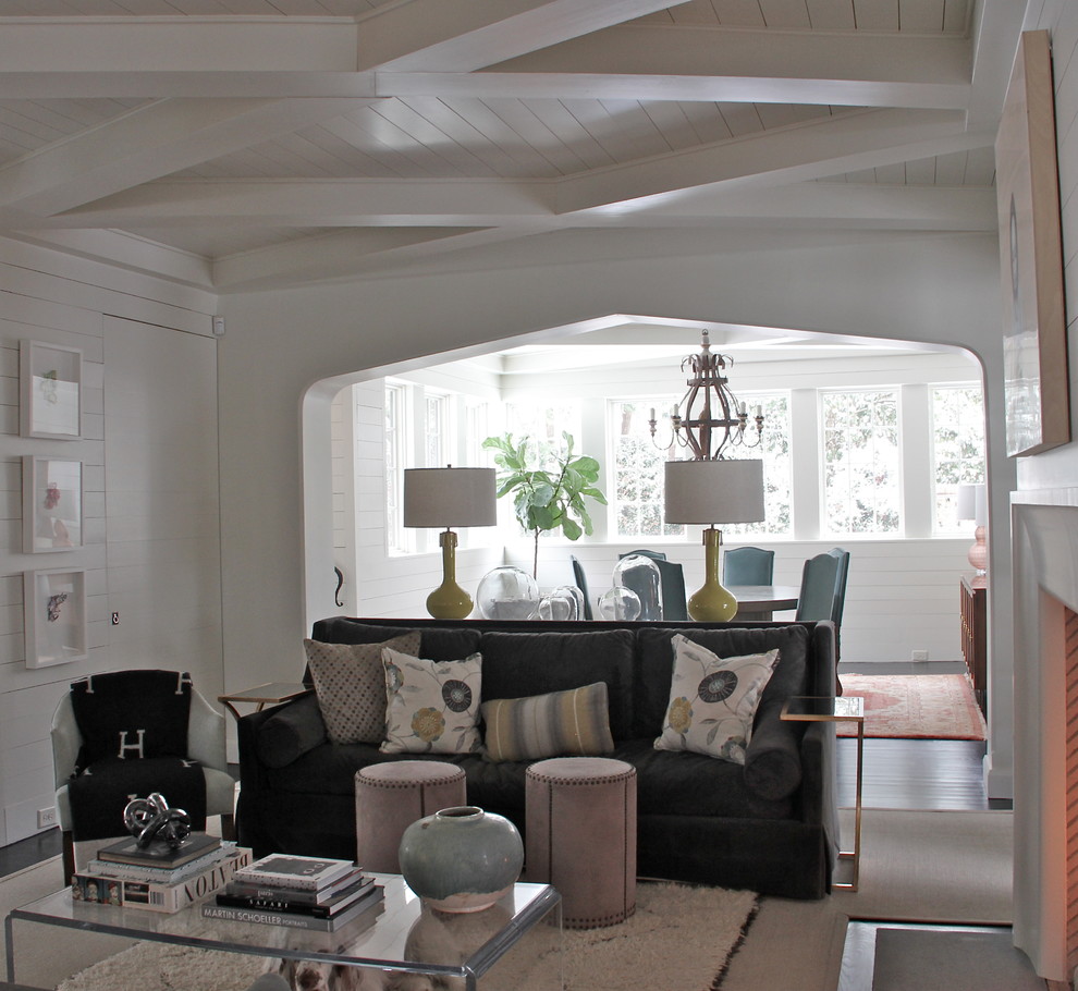 Immagine di un soggiorno classico di medie dimensioni e aperto con pareti bianche e nessuna TV