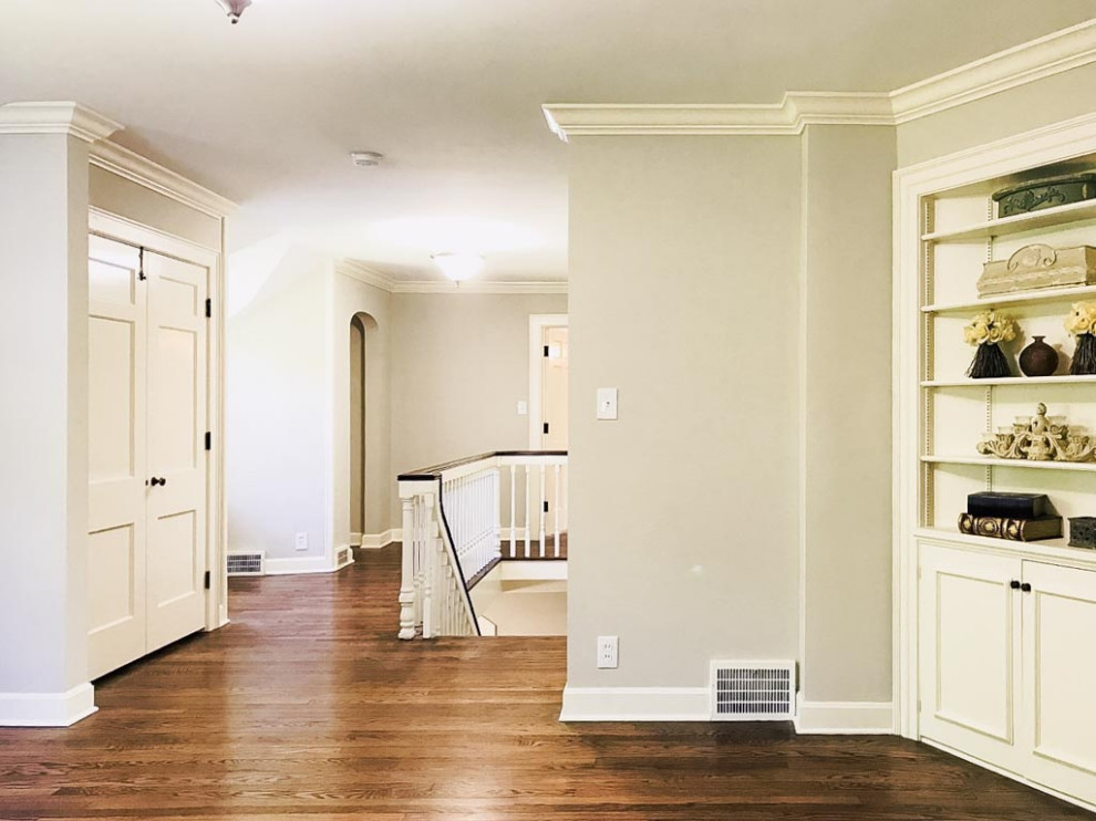 Стильный дизайн: открытая гостиная комната в классическом стиле с серыми стенами и темным паркетным полом - последний тренд