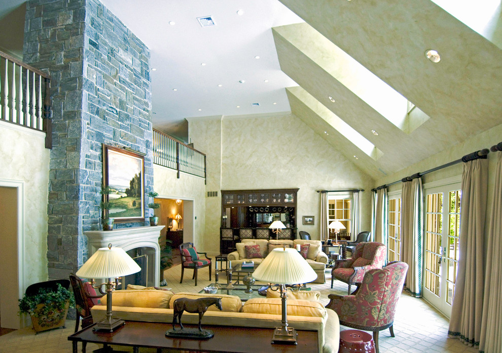 Пример оригинального дизайна: огромная изолированная гостиная комната в классическом стиле с домашним баром, бежевыми стенами, ковровым покрытием, стандартным камином и фасадом камина из камня без телевизора