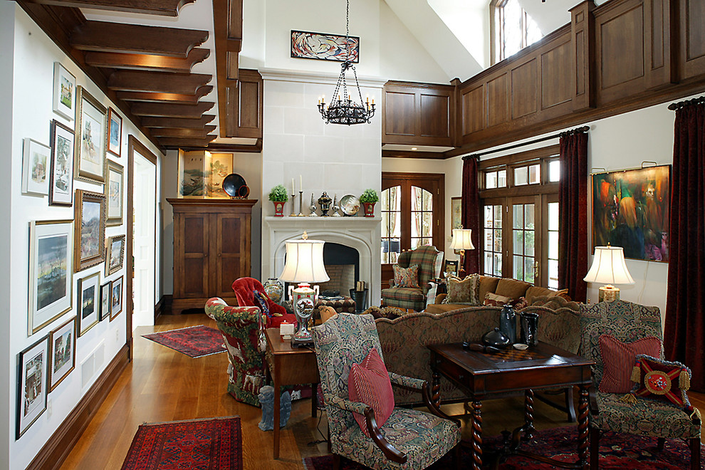 Aménagement d'une salle de séjour classique ouverte avec un mur blanc, un sol en bois brun et une cheminée standard.