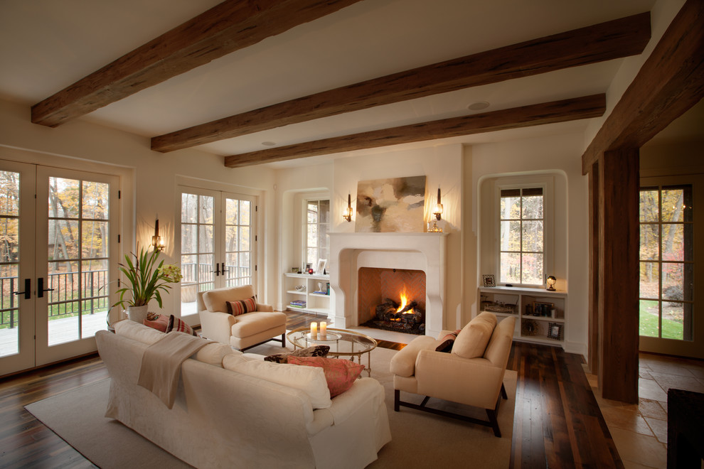 Cette image montre une salle de séjour avec un mur beige, parquet foncé, une cheminée standard et aucun téléviseur.