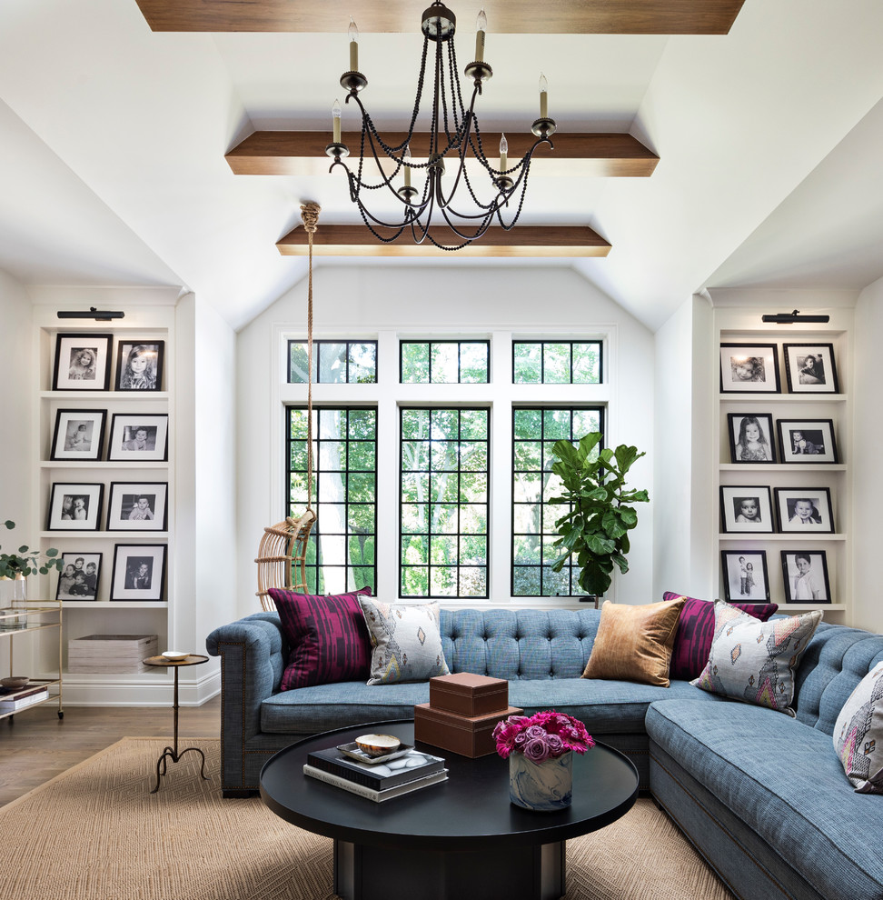 Imagen de sala de estar clásica renovada grande con paredes blancas, suelo de madera en tonos medios y suelo marrón