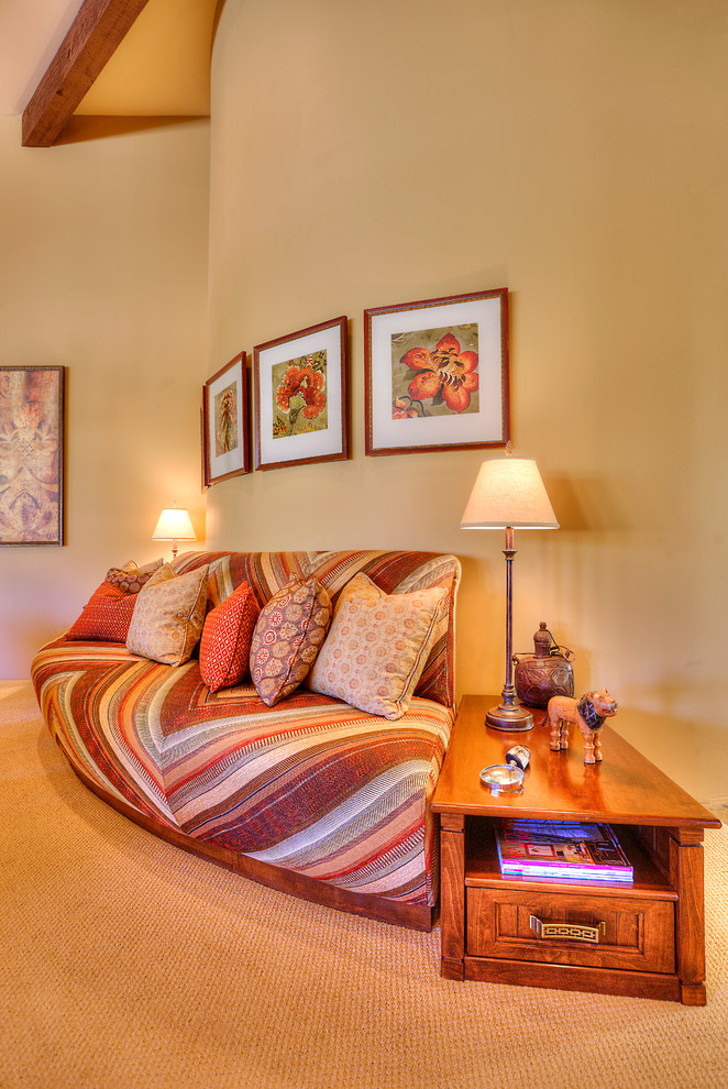 Modelo de sala de estar abierta tradicional extra grande con moqueta, chimenea de esquina, marco de chimenea de piedra y pared multimedia