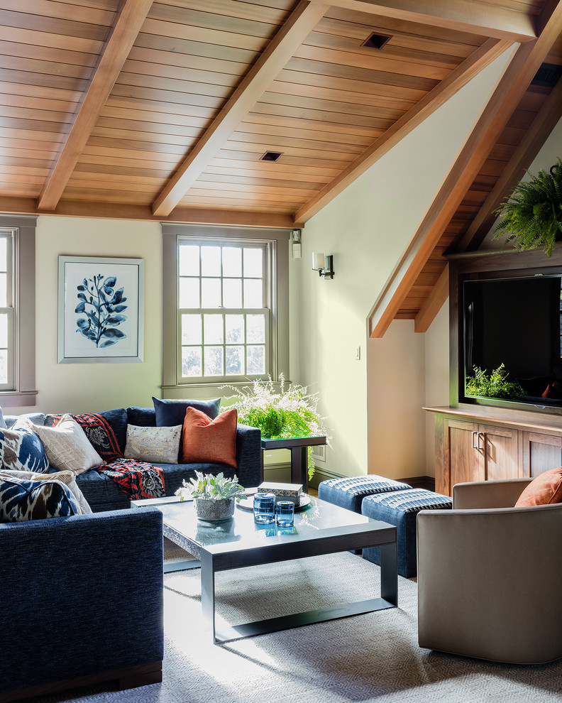Diseño de sala de estar tradicional sin chimenea con paredes beige y pared multimedia