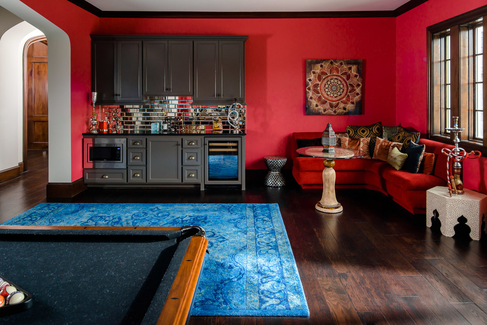 Идея дизайна: изолированная гостиная комната среднего размера в средиземноморском стиле с красными стенами, темным паркетным полом и коричневым полом