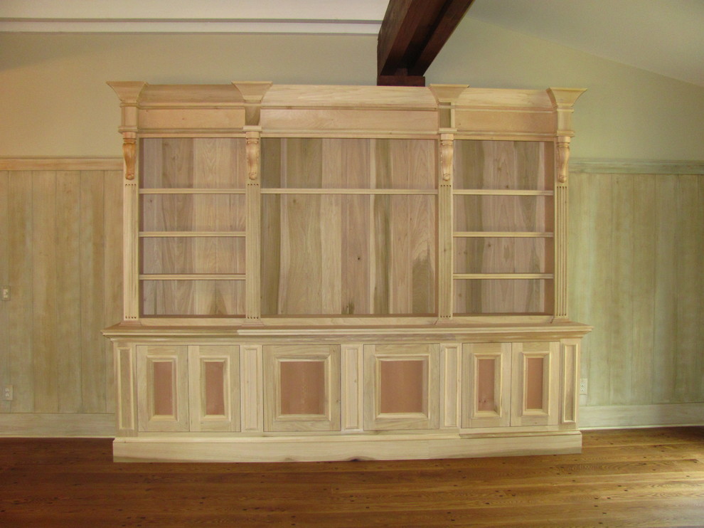 Пример оригинального дизайна: гостиная комната в классическом стиле с с книжными шкафами и полками и полом из фанеры