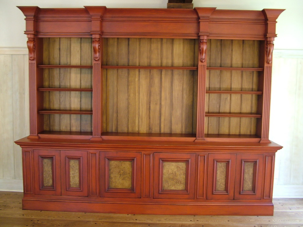 Klassische Bibliothek mit freistehendem TV und Sperrholzboden in Raleigh