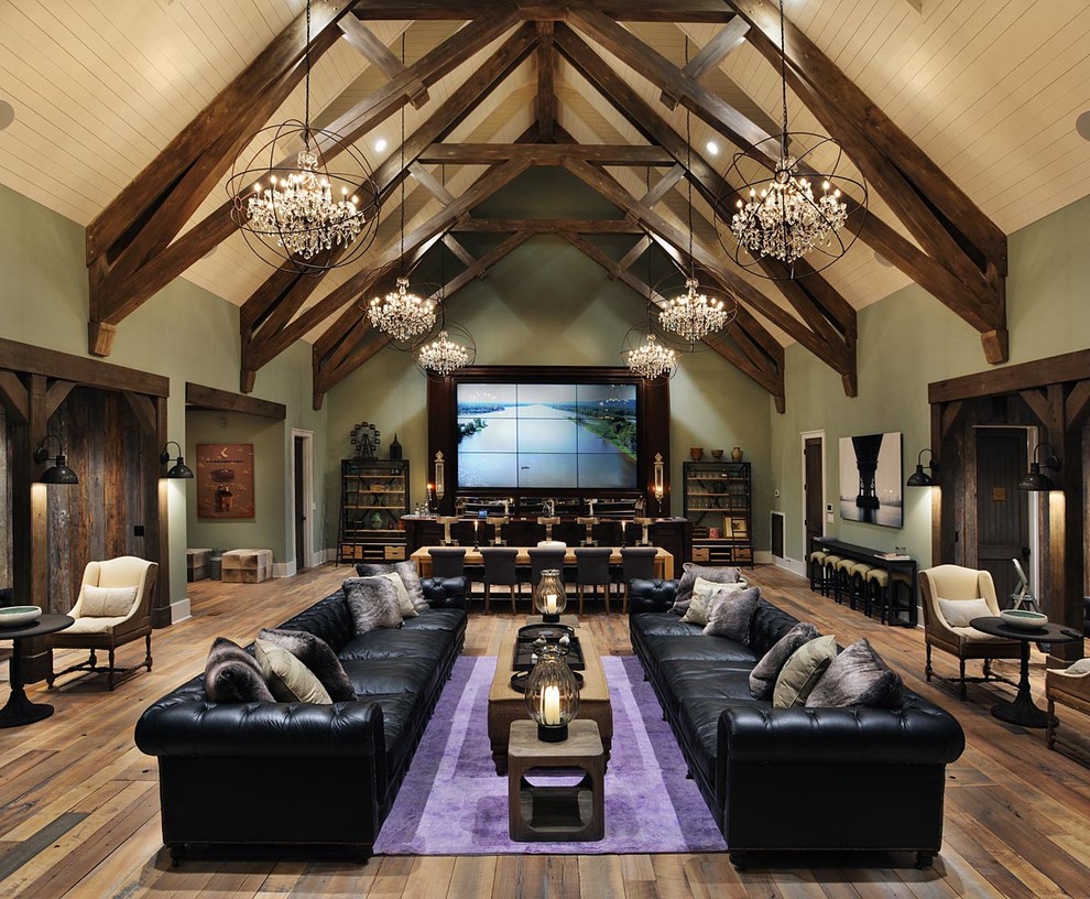 Пример оригинального дизайна: открытая гостиная комната в стиле кантри с домашним баром, паркетным полом среднего тона, телевизором на стене и зелеными стенами