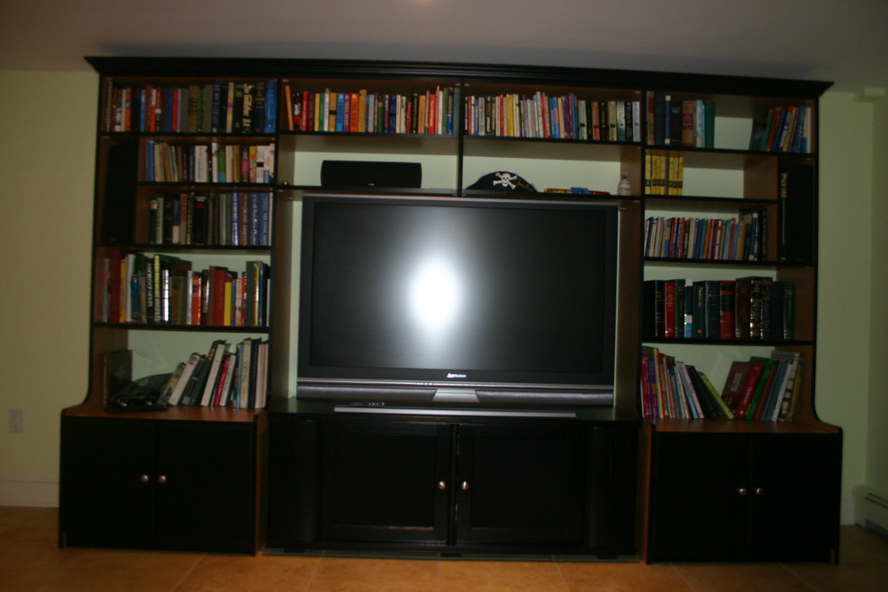 Inredning av ett klassiskt allrum med öppen planlösning, med ett bibliotek och en fristående TV