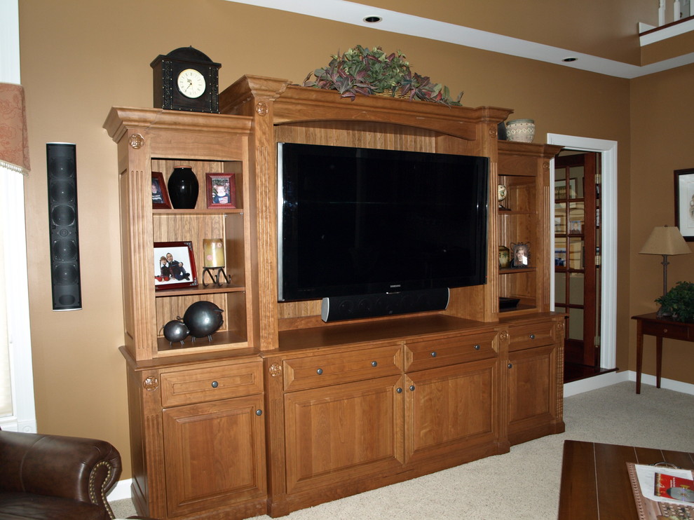 Imagen de sala de estar con barra de bar abierta tradicional grande con paredes marrones, moqueta y televisor independiente