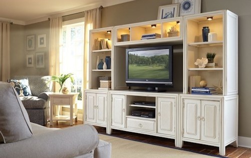 На фото: открытая гостиная комната среднего размера в стиле неоклассика (современная классика) с коричневыми стенами, паркетным полом среднего тона и отдельно стоящим телевизором без камина с