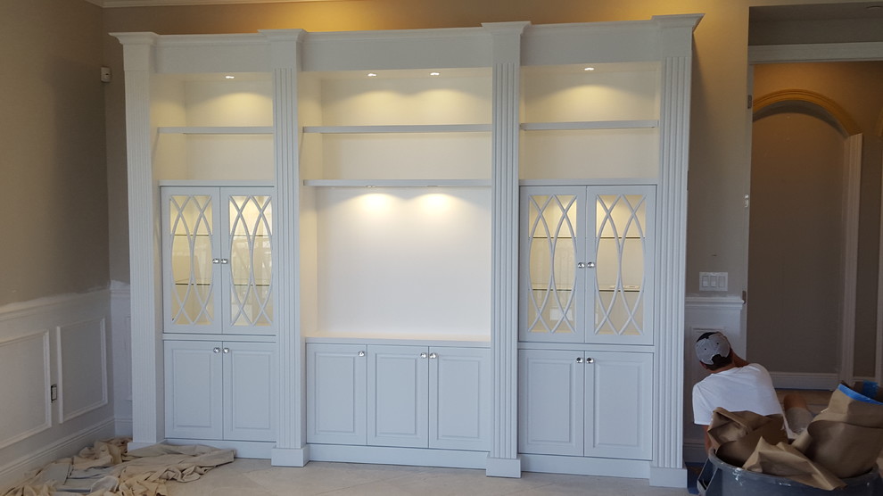 entertainment center with mullion doors Contemporain Salle de
