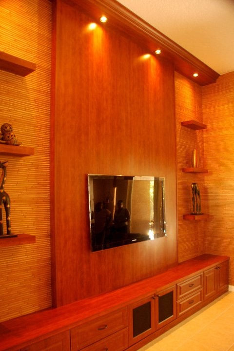 Esempio di un soggiorno contemporaneo di medie dimensioni e aperto con pareti beige, moquette e TV a parete