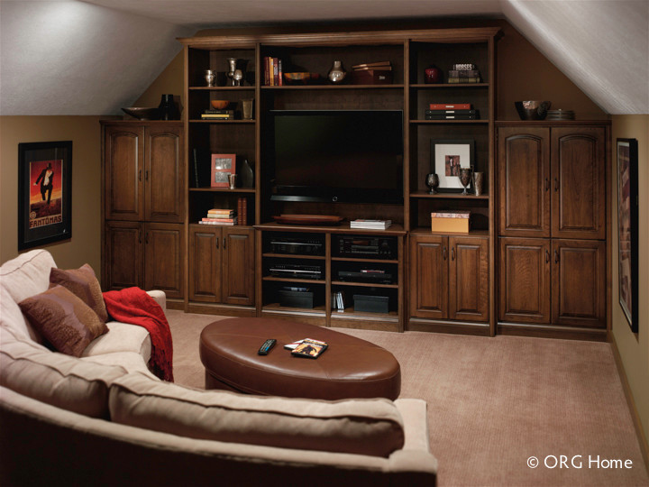 Inspiration pour une grande salle de séjour traditionnelle fermée avec un téléviseur indépendant.