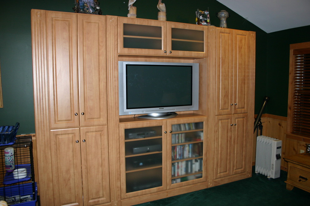 Diseño de sala de estar cerrada tradicional con televisor independiente