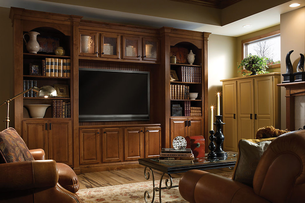 Ejemplo de sala de estar clásica de tamaño medio con paredes beige y pared multimedia