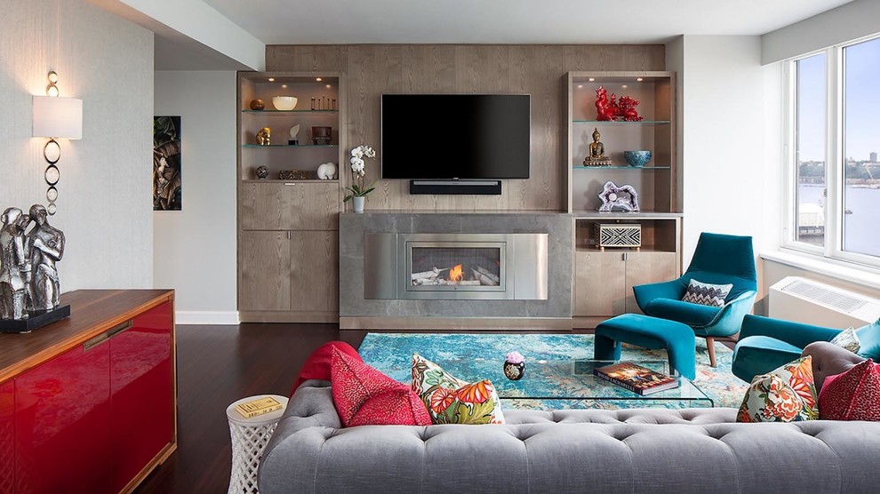 На фото: двухуровневая гостиная комната среднего размера в современном стиле с белыми стенами, темным паркетным полом, стандартным камином, фасадом камина из бетона, телевизором на стене и коричневым полом
