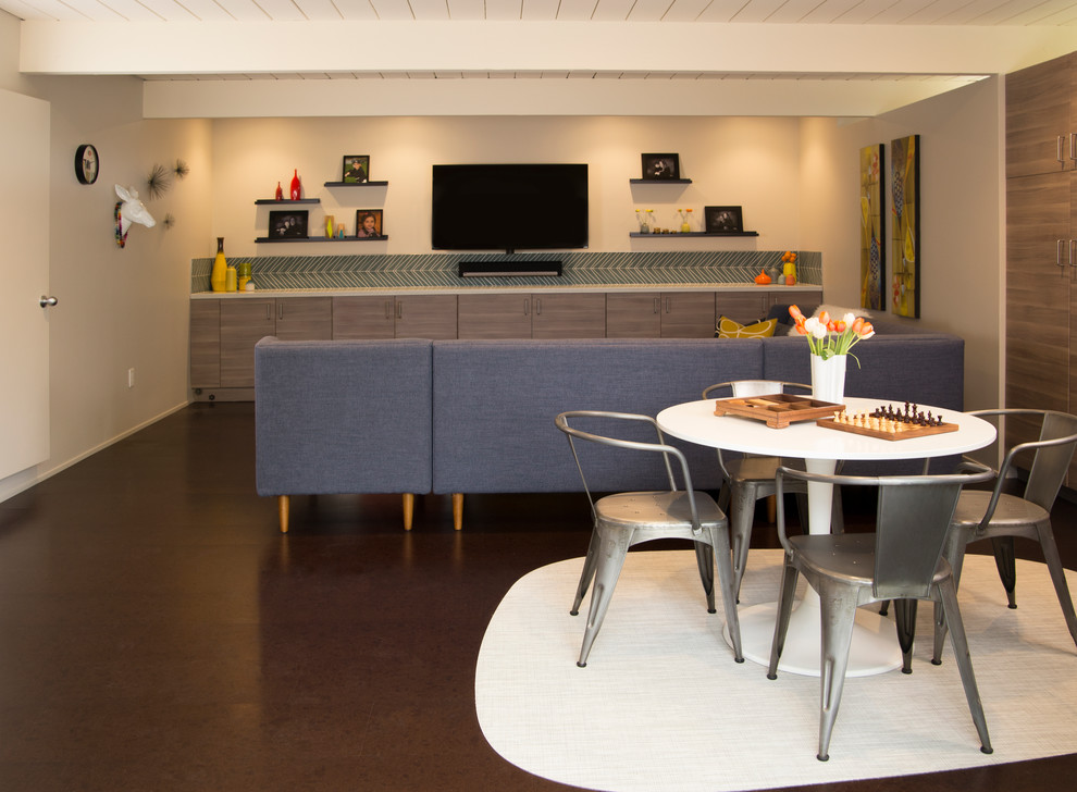 Idee per un piccolo soggiorno minimalista chiuso con sala giochi, pareti blu, pavimento in sughero, TV a parete e tappeto