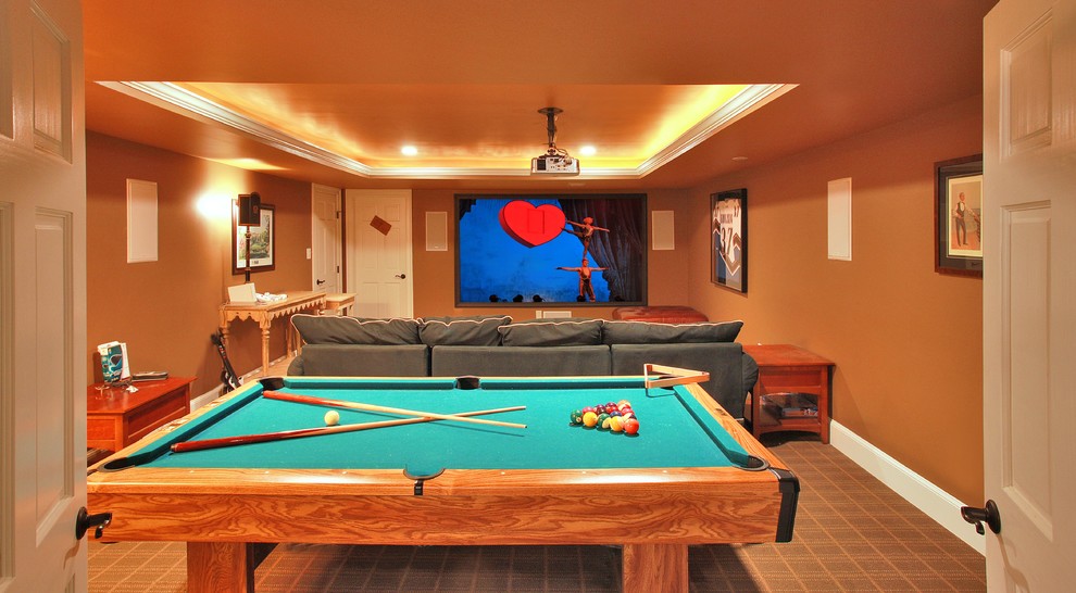 Ejemplo de sala de juegos en casa cerrada tradicional grande con paredes beige, moqueta y pared multimedia