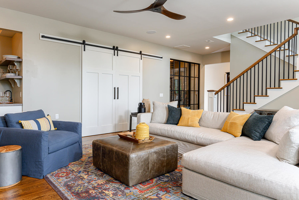 Immagine di un soggiorno classico con pareti grigie, parquet scuro e pavimento marrone