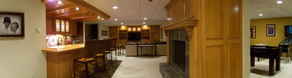 Cette image montre une salle de séjour traditionnelle de taille moyenne et ouverte avec un bar de salon, moquette, une cheminée standard, un téléviseur fixé au mur et un manteau de cheminée en carrelage.