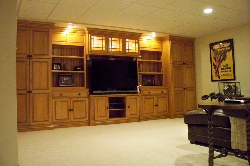 Bild på ett mellanstort vintage allrum med öppen planlösning, med en hemmabar, heltäckningsmatta, en standard öppen spis, en väggmonterad TV och en spiselkrans i trä