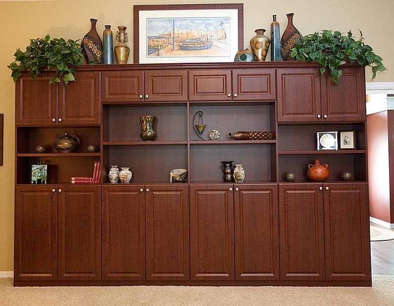 Mittelgroßes, Offenes Klassisches Wohnzimmer ohne Kamin mit beiger Wandfarbe, Teppichboden, freistehendem TV und beigem Boden in Miami