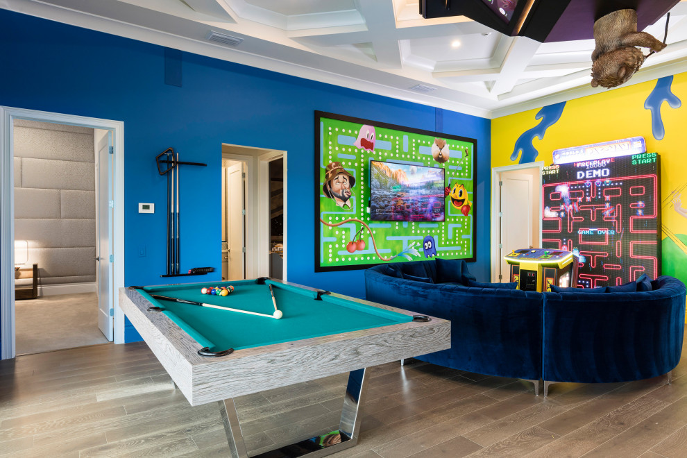Imagen de sala de estar abierta contemporánea grande con suelo de madera en tonos medios, televisor colgado en la pared, suelo marrón, paredes multicolor y papel pintado