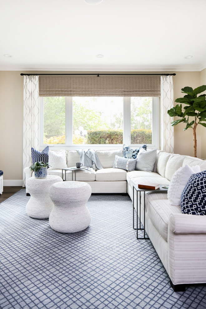 Immagine di un soggiorno classico aperto con pareti beige, parquet scuro e pavimento marrone
