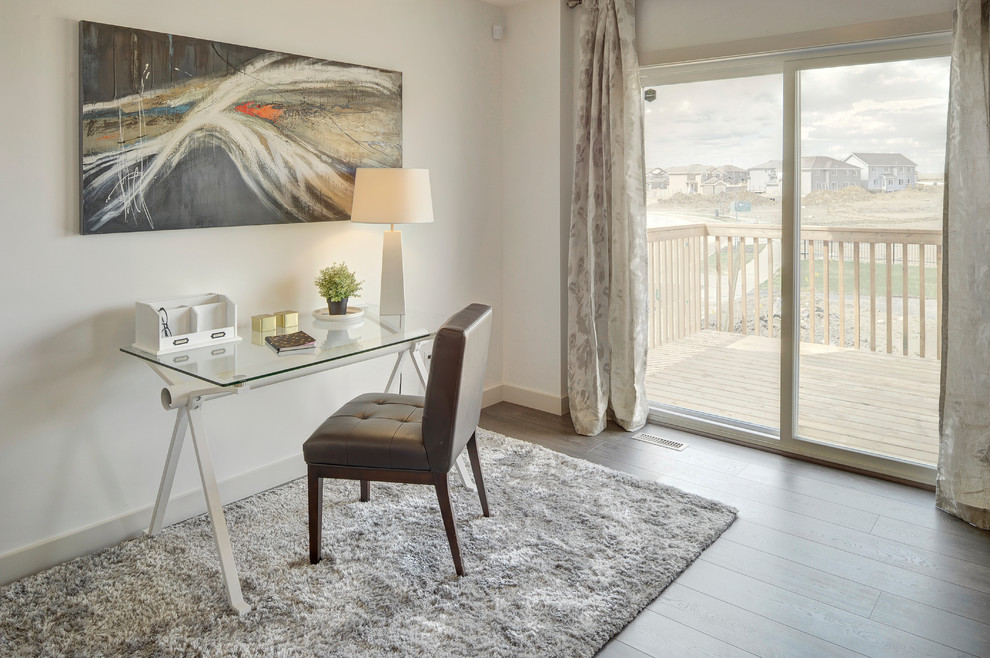 Ejemplo de sala de estar abierta clásica renovada pequeña con paredes blancas, suelo laminado, chimeneas suspendidas y suelo gris