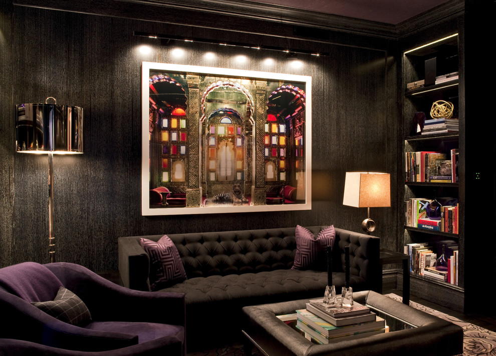 Свежая идея для дизайна: изолированная гостиная комната в современном стиле с с книжными шкафами и полками и черными стенами - отличное фото интерьера