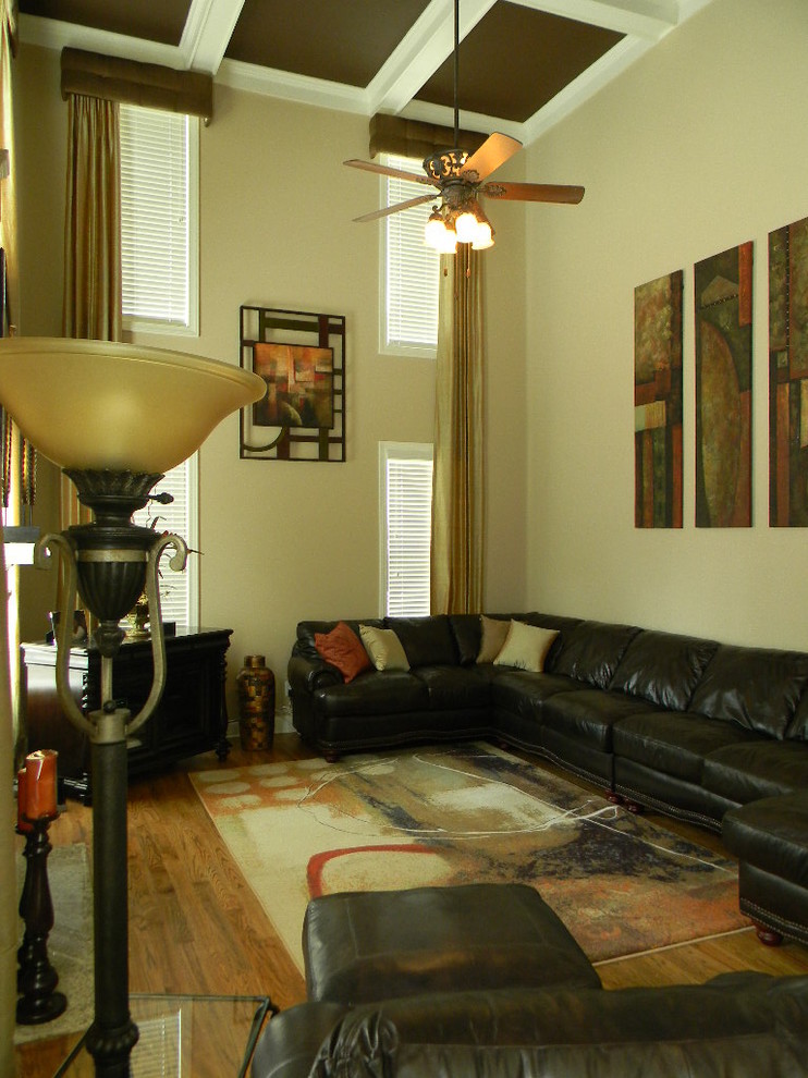Réalisation d'une salle de séjour design avec un mur beige et un sol en bois brun.