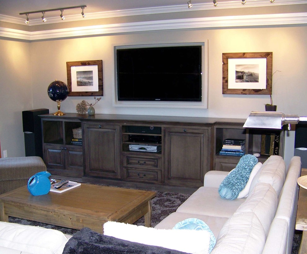 Foto de sala de estar abierta bohemia de tamaño medio con paredes azules y televisor colgado en la pared