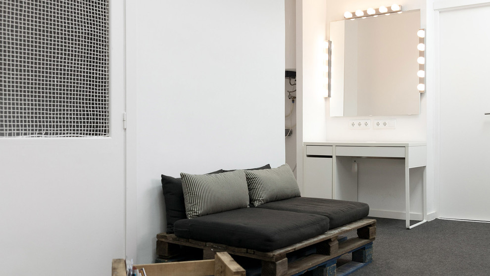 Diseño de sala de estar cerrada industrial pequeña sin chimenea y televisor con paredes blancas y moqueta
