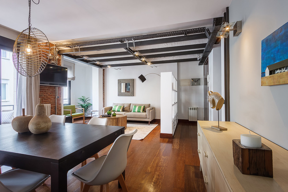 Imagen de sala de estar abierta urbana de tamaño medio sin chimenea con paredes blancas y suelo de madera en tonos medios