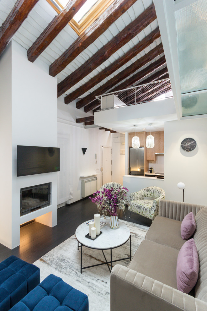 Offenes Industrial Wohnzimmer mit weißer Wandfarbe, dunklem Holzboden, Gaskamin und TV-Wand in Madrid