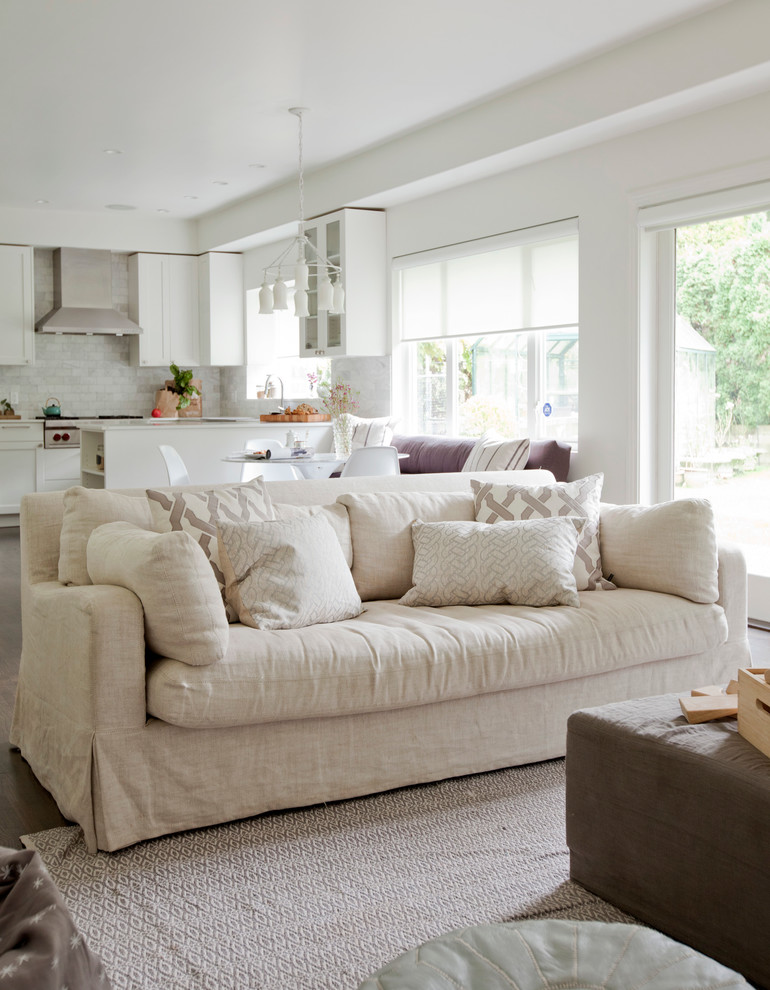 Imagen de sala de estar abierta clásica renovada con paredes blancas y suelo de madera oscura