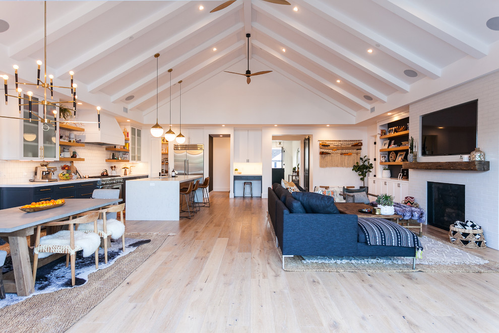 Imagen de sala de estar de estilo de casa de campo con alfombra
