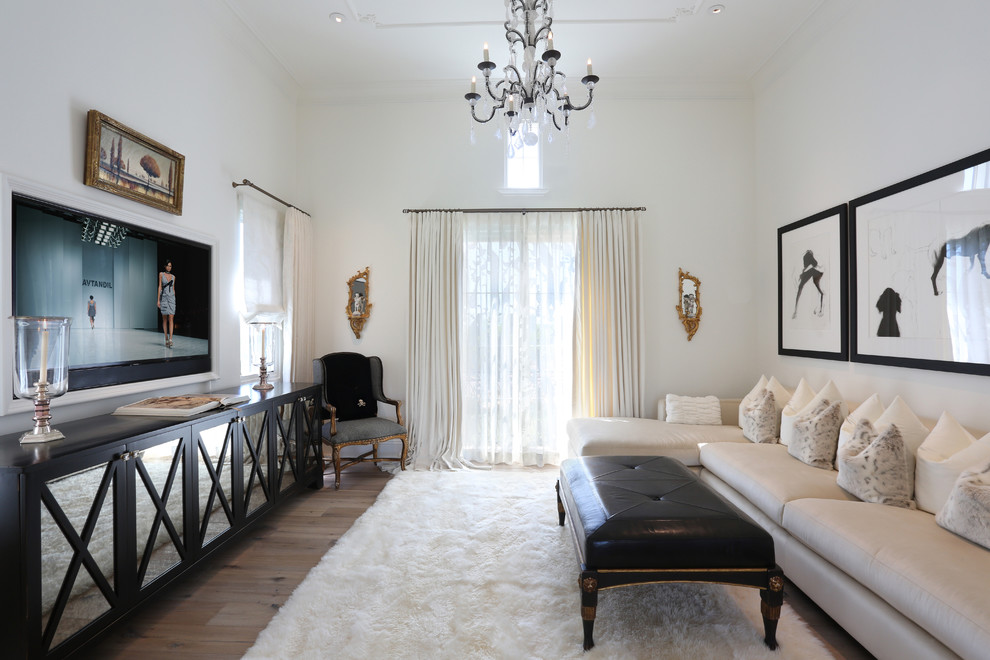 Großes, Abgetrenntes Klassisches Wohnzimmer ohne Kamin mit weißer Wandfarbe, TV-Wand und hellem Holzboden in Phoenix