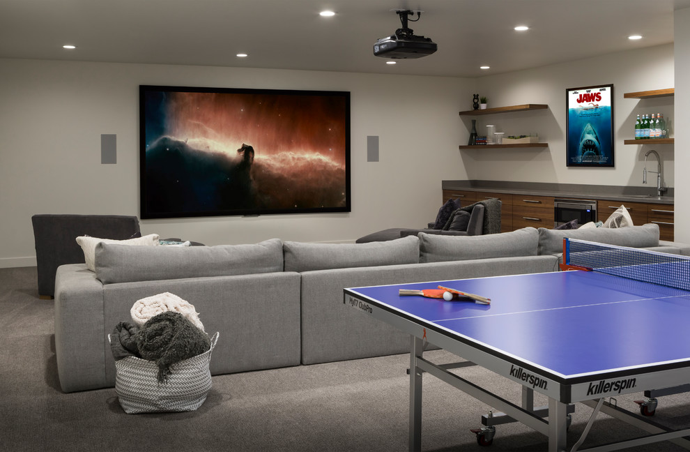 Idee per un ampio soggiorno contemporaneo con sala giochi, pareti bianche, moquette e pavimento grigio