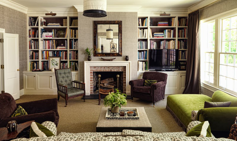 Modelo de sala de estar con biblioteca cerrada tradicional renovada de tamaño medio con paredes beige, moqueta, todas las chimeneas, marco de chimenea de ladrillo y pared multimedia