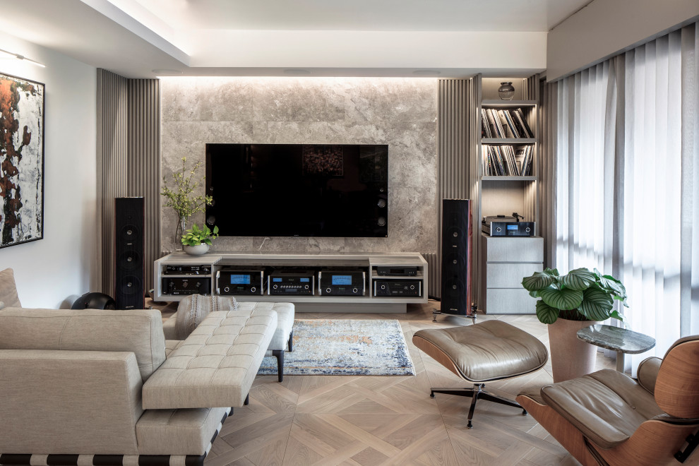 Свежая идея для дизайна: открытая гостиная комната в современном стиле с серыми стенами, светлым паркетным полом, телевизором на стене и бежевым полом - отличное фото интерьера