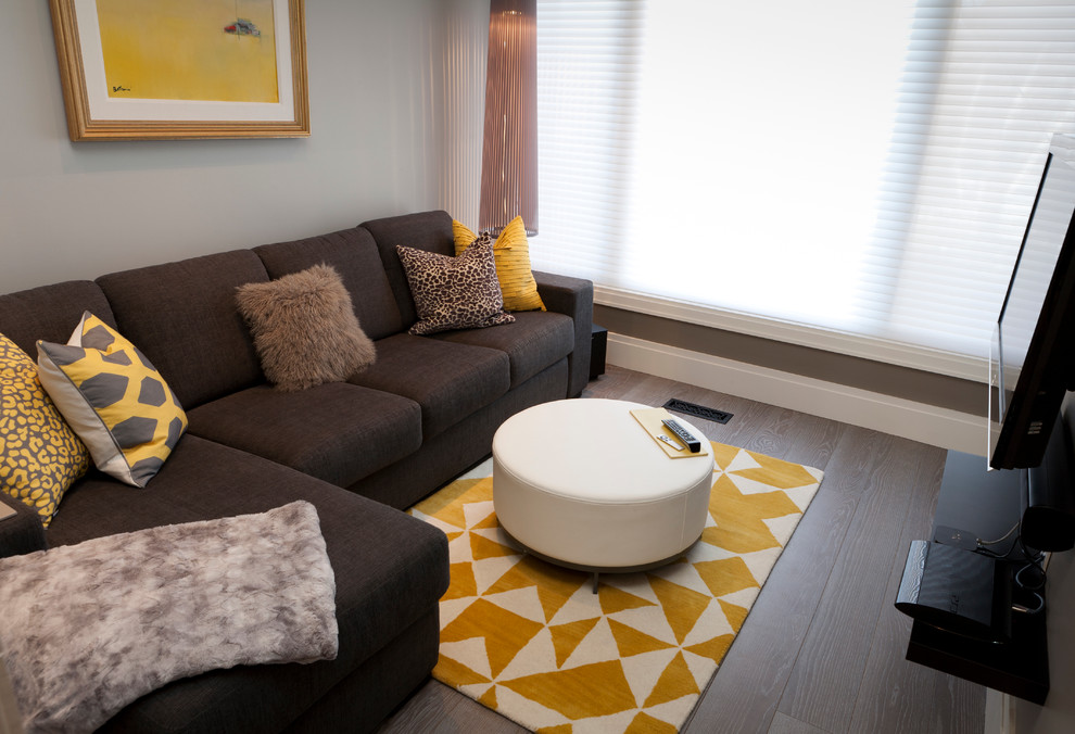На фото: открытая гостиная комната среднего размера в стиле модернизм с серыми стенами, деревянным полом и телевизором на стене без камина