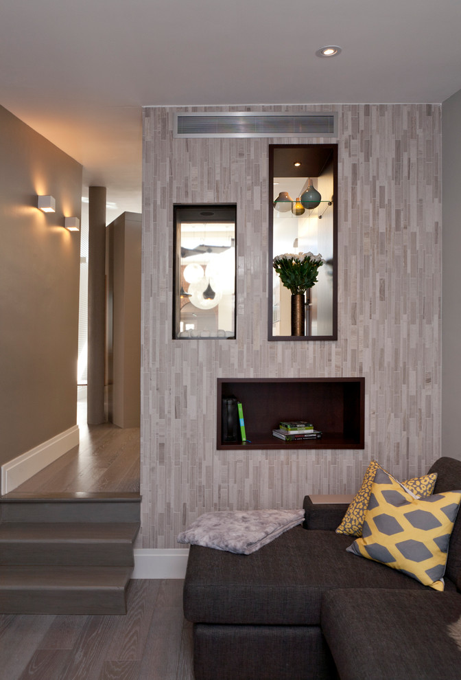 Источник вдохновения для домашнего уюта: открытая гостиная комната среднего размера в стиле модернизм с серыми стенами, деревянным полом и телевизором на стене без камина
