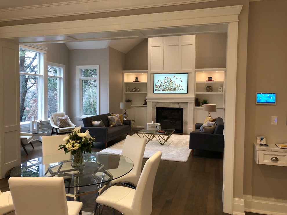 Стильный дизайн: гостиная комната среднего размера в классическом стиле с стандартным камином, фасадом камина из камня и телевизором на стене - последний тренд