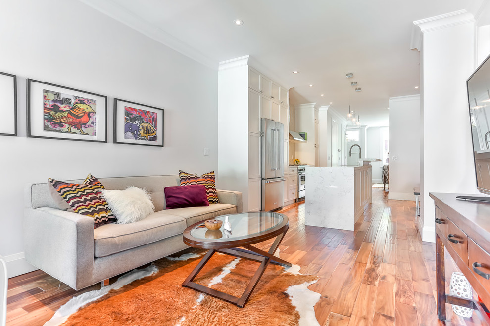 Ejemplo de sala de estar abierta contemporánea de tamaño medio sin chimenea con paredes grises, suelo de madera en tonos medios y televisor independiente