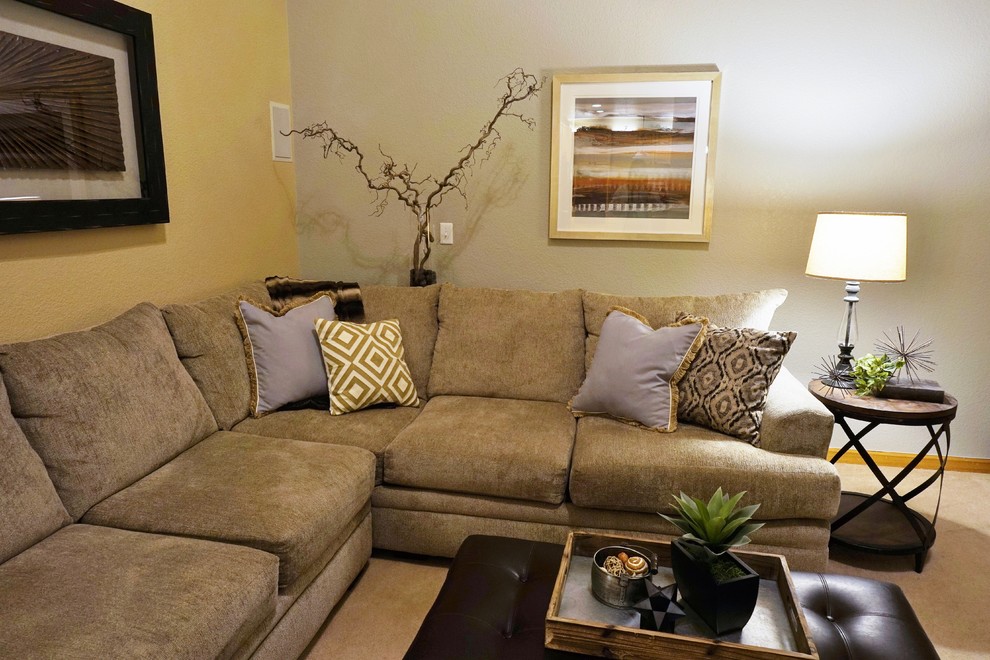 На фото: изолированная гостиная комната среднего размера в стиле неоклассика (современная классика) с серыми стенами, ковровым покрытием, бежевым полом, стандартным камином, фасадом камина из дерева и телевизором на стене с