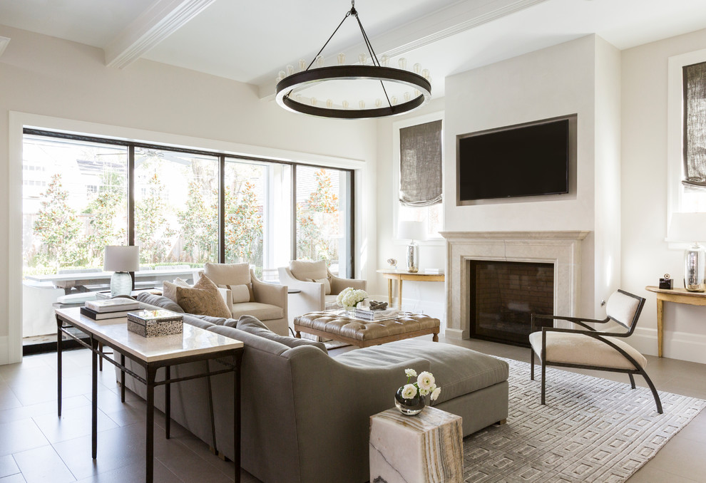 Modelo de sala de estar abierta tradicional con paredes beige, todas las chimeneas, televisor colgado en la pared y suelo beige