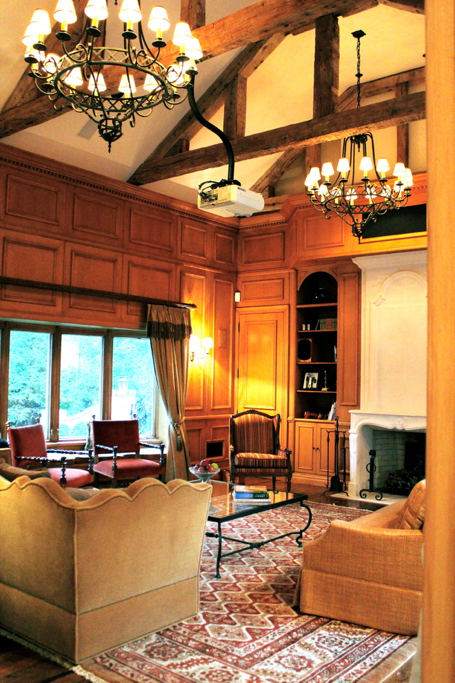 Diseño de sala de estar abierta tradicional grande con paredes marrones, suelo de madera en tonos medios, todas las chimeneas y marco de chimenea de piedra