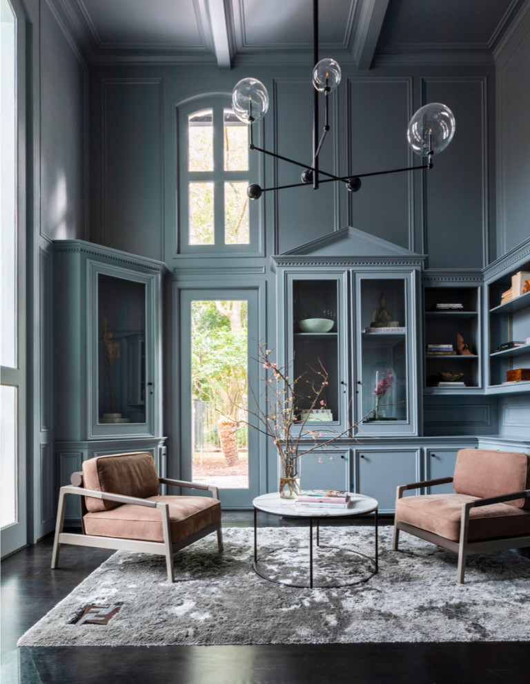 Idee per un soggiorno minimal con pareti blu, parquet scuro e pavimento marrone